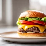 Ravitseva airfryer hampurilainen, täydellinen paistopinta ja mehukas täyte.