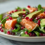 Jouluinen lohisalaatti valmistettuna Airfryerissa, herkullinen ja raikas