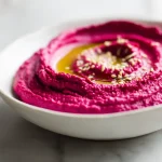 Värikäs punajuurihummus airfryerissa, täydellinen dippailuun tai levitteeksi.