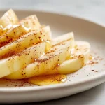 Maukas airfryer-omenapaistos inkiväärin vivahteilla, lämpimänä tarjoiltuna
