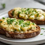 Ruisreikäleipä juustotäytteellä airfryerissa, täyteläisen juuston kera.