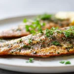 Savustettu kirjolohi airfryerissa, herkullinen maku ja täydellinen kypsyys.