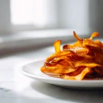 Rapeat porkkanaripsit airfryerissa, täydellinen naposteltava herkku.