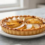 Täyteläinen päärynäpiirakka airfryerissa, jossa pehmeä täyte ja rapea pohja